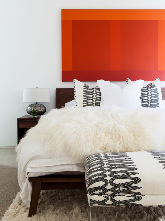 Червона спальня з використанням різних відтінків червоного для створення глибини