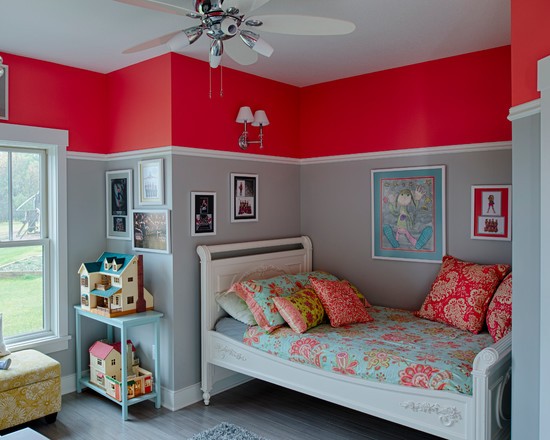 Стильна червона спальня з великим вікном та видом на місто, дизайн 2026