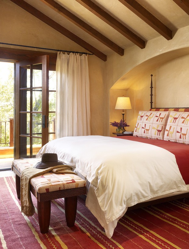 Сучасна червона спальня з використанням різних відтінків червоного для створення глибини та затишку