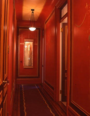 Монохромний червоний передпокій Монохромний дизайн вузького червоного передпокою в червоних тонах: стильно та яскраво