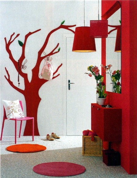 Декор червоного кольору Стильні предмети декору червоного кольору в передпокої: яскраві акценти в інтер'єрі
