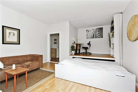 Висувне ліжко-подіум Сучасний інтер'єр спальні з висувним ліжком-подіумом для малогабаритної квартири