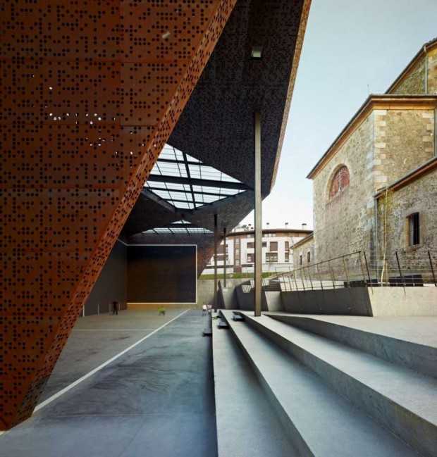 Збереження історичної спадщини Критий фронтон на церковній площі, як приклад збереження історичного ландшафту в дизайні.