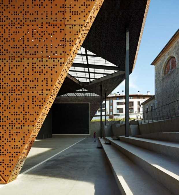 Церковна площа: фронтон крупним планом Вигляд критого фронтону на церковній площі: частина ландшафтного проєкту соціального об'єкту.