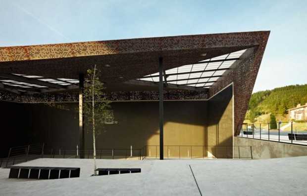 Фронтон: погляд в майбутнє Критий фронтон на церковній площі: архітектурна деталь в контексті ландшафтного дизайну 2026.