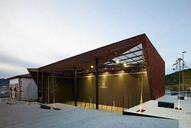 Архітектурна адаптація фронтону Елемент критого фронтону на церковній площі, важливий для архітектурної адаптації соціального простору.