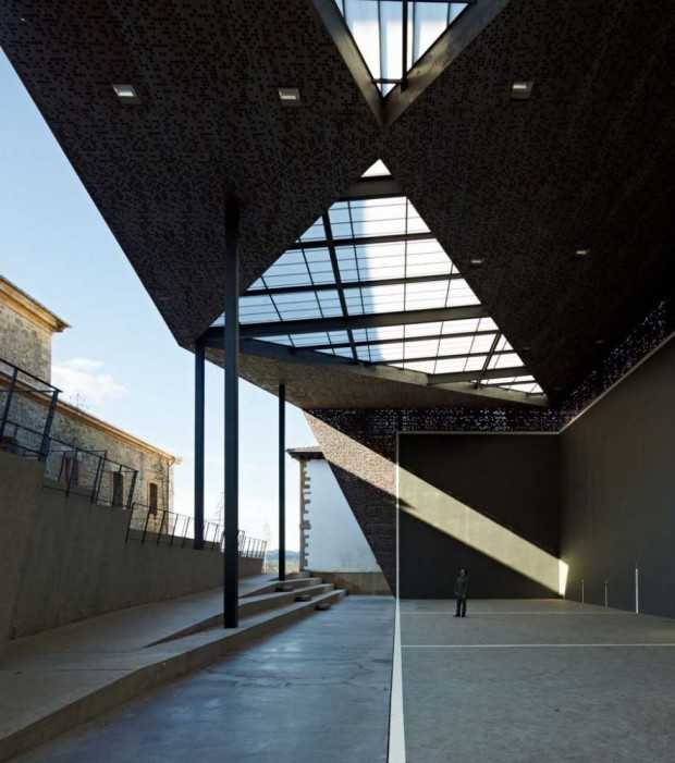 Гармонія історії та сучасності Критий фронтон на церковній площі: приклад гармонійного поєднання історії та сучасного дизайну.