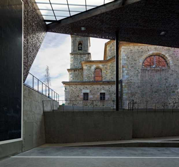 Проєкт: церковна площа Вигляд критого фронтону на церковній площі в проєкті ландшафтного дизайну соціального об'єкта.