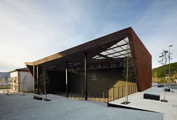 Унікальність ландшафтного дизайну Критий фронтон на церковній площі: деталь, що формує унікальний характер ландшафтного дизайну.