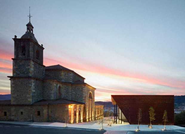 Інтеграція в сучасність Критий фронтон на церковній площі: інтеграція в сучасний ландшафтний дизайн соціального об'єкта.