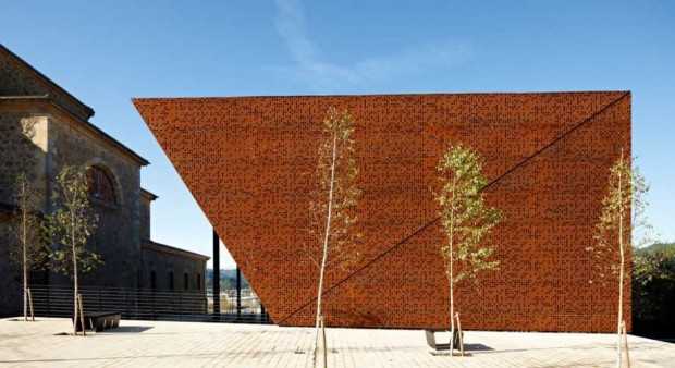 Фронтон: архітектурна адаптація Критий фронтон на церковній площі: приклад адаптації ландшафту соціального об'єкту.