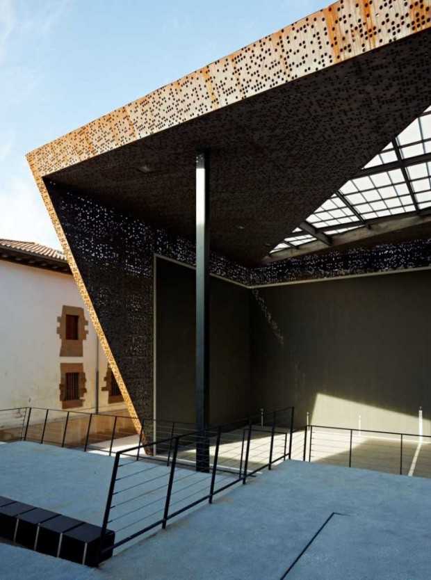 Церковна площа: фронтон Огляд критого фронтону на церковній площі: ландшафтний дизайн та історична архітектура.