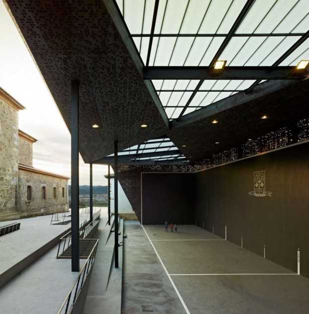 Деталі фронтону Архітектурні деталі критого фронтону на площі: ландшафтний дизайн соціального об'єкту.