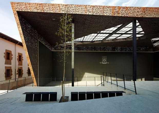 Фронтон: загальний вигляд Загальний вигляд критого фронтону: інтеграція в ландшафтний дизайн соціального об'єкту.