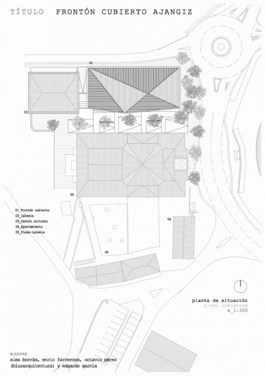 Фронтон: крупний план Крупний план критого фронтону на церковній площі: елемент ландшафтного дизайну.