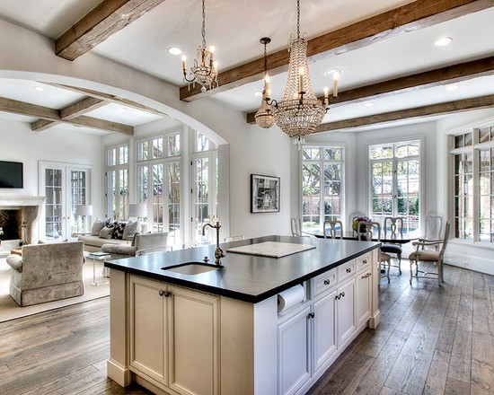 Мінімалізм і світло Дизайн кухні-вітальні 20 кв. м в мінімалістичному стилі з білими меблями та акцентним освітленням.