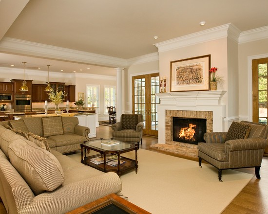 Барна стійка Сучасна кухня-вітальня 20 кв. м з барною стійкою та підвісними світильниками над нею.