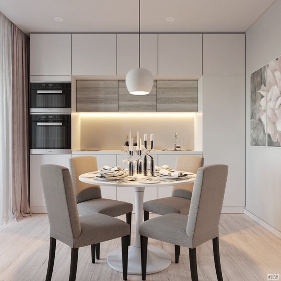 Кремова елегантність кухні Затишна кремова кухня з дерев'яною стільницею та стильним освітленням, дизайн 2026.