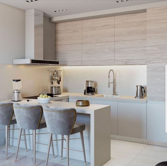 Кремовий мінімалізм кухні Сучасна кремова кухня з мінімалістичним дизайном та вбудованою технікою, ідеальна для маленьких просторів.