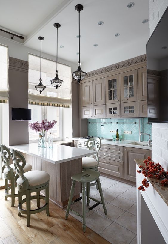 Кремова розкіш кухні Елегантна кремова кухня з мармуровою стільницею та золотистою фурнітурою, дизайн 2026.