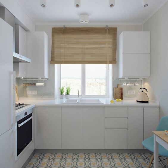 Кремова ергономіка кухні Маленька кремова кухня з продуманим плануванням, що забезпечує максимальний комфорт та функціональність.