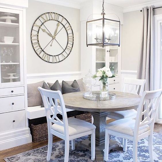 Кремова відкритість кухні Кремова кухня з відкритими полицями, на яких розміщені декоративні елементи та кухонне приладдя.