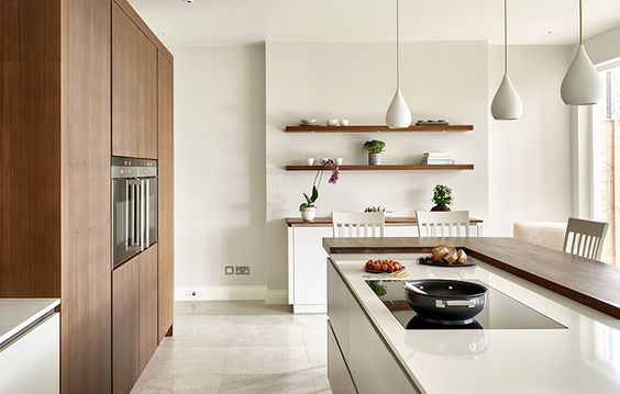 Кремова Кухня: Затишок Затишна кремова кухня з дерев'яними акцентами та сучасним дизайном для дому.