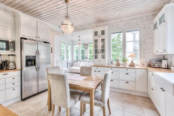 Стиль та Функціональність Елегантний дизайн кухні кремового кольору з острівцем та барними стільцями.