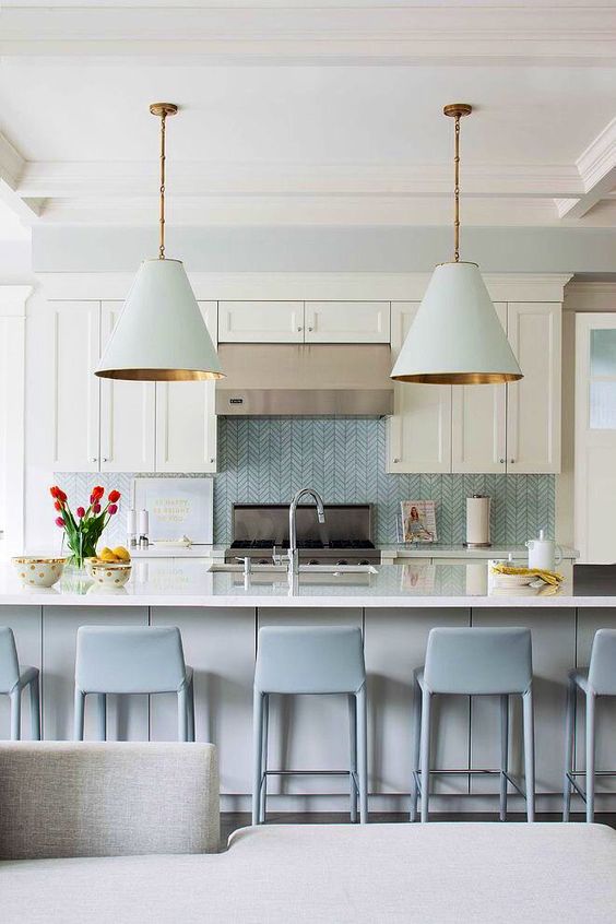 Кремова Кухня: Маленька Маленька кремова кухня з ергономічним плануванням та максимально використаним простором.