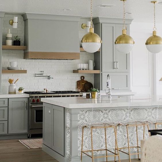 Простір та Світло Світла кремова кухня з великим вікном та просторою обідньою зоною для сім'ї.