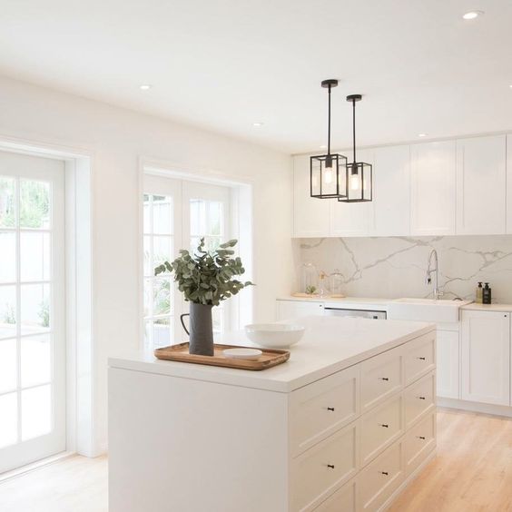 Контрастний Дизайн Кремова кухня з контрастними темними стільницями та яскравими акцентами декору.