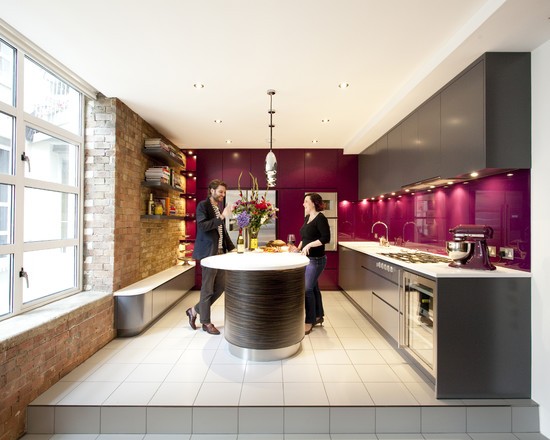 Фуксія і металік Поєднання фартуха кольору фуксії з металевими фасадами кухонних меблів, 2026 рік.
