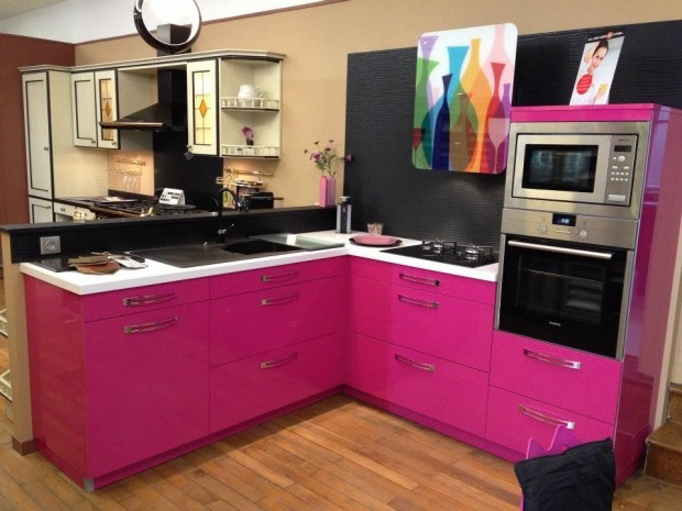 Меблі кольору фуксії Меблі кольору фуксії в сучасному кухонному інтер'єрі, яскраві акценти.