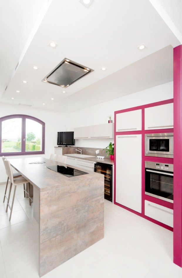 Акценти фуксії Окантовка кольору фуксії в кухонному інтер'єрі, яскраві акценти дизайну.