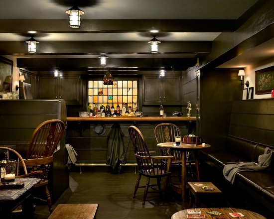 Британський паб: кухня Кухня в стилі британського паба з дерев'яними елементами та барною стійкою.