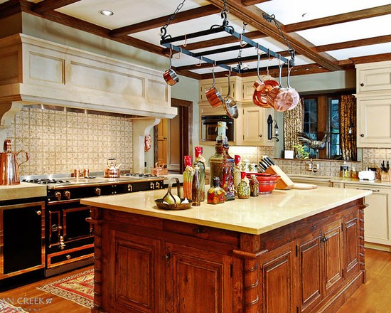 Острів: англійська кухня Кухня з островом в англійському стилі з дерев'яними меблями та класичним дизайном.