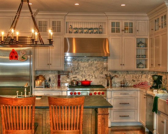 Англійська кухня: класика Класична кухня в англійському стилі з дерев'яними фасадами та елегантною фурнітурою.