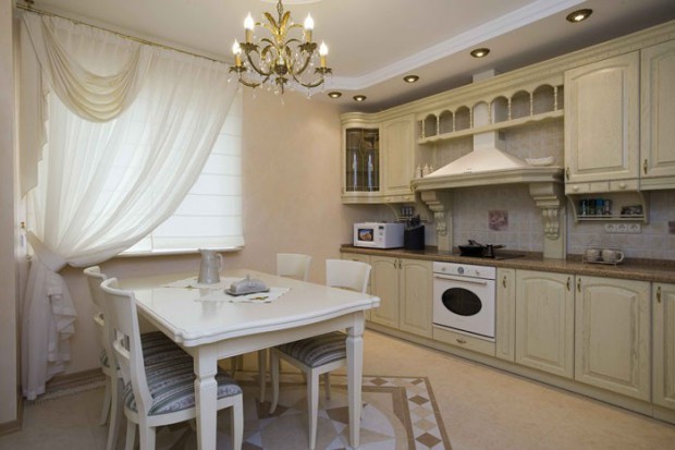 Функціональна класика Дизайн кухні в класичному стилі з дерев'яними фасадами та побутовою технікою