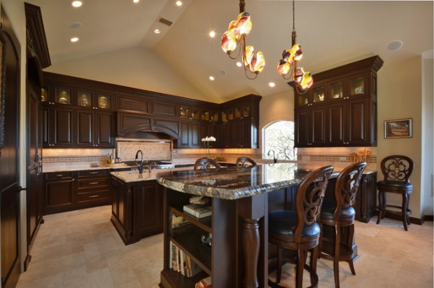 Натуральна класика Кухня в класичному стилі з використанням натурального дерева та якісних матеріалів