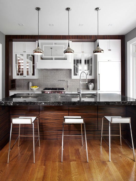 Стійка зебрано: акцент Основа барної стійки оздоблена під зебрано, елемент дизайну кухні.