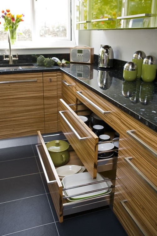 Шафки: зебрано стиль Кухонні шафки з фасадами під зебрано, сучасне рішення для кухні.