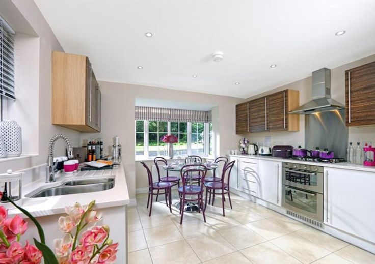 Зебрано: простора кухня Простора кухня з білим низом і верхніми шафками під зебрано.