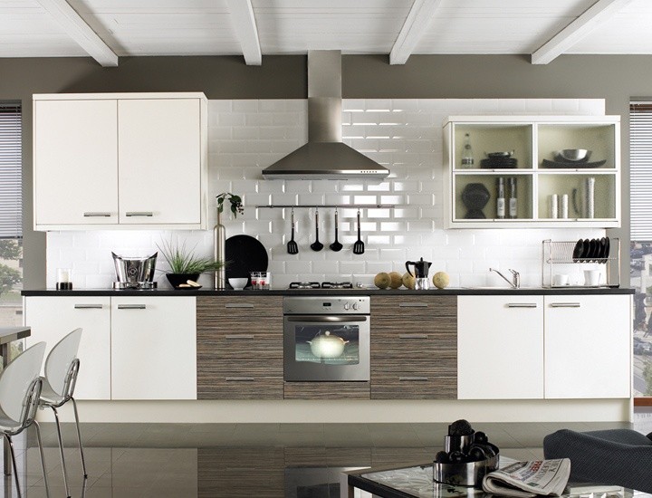 Вставки: зебрано акцент Невеликі вставки під зебрано на білій кухні, акцентні деталі.