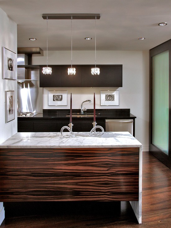 Зебрано та мармур разом Кухня зебрано мінімалізм: темне зебрано та білий мармур у невеликому просторі