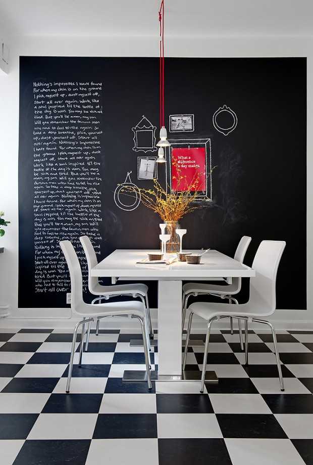 Скандинавський затишок вітальні Світла вітальня в скандинавському стилі з дерев'яними меблями та великим вікном.