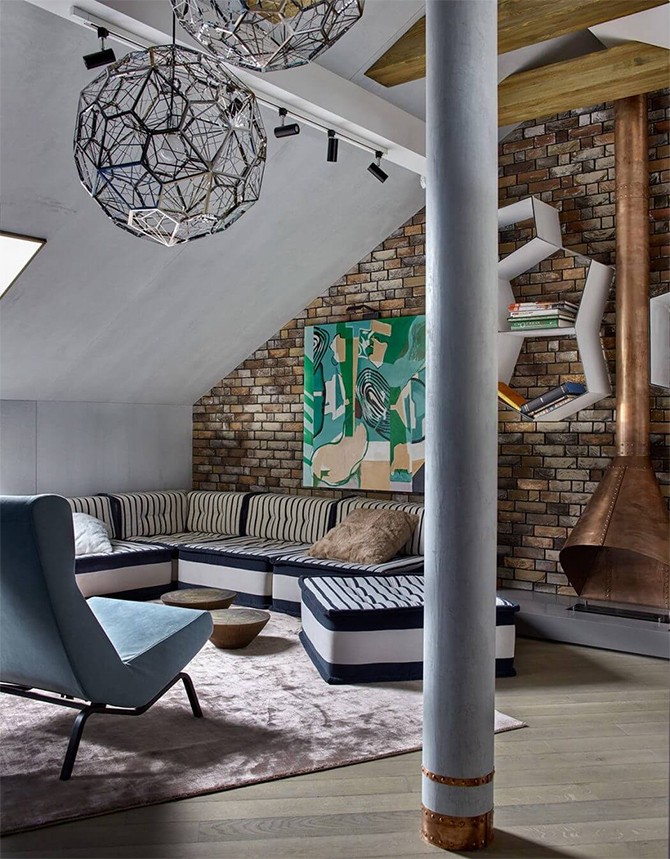 Камін: Серце дому Стильний камін в мансардному лофті, декоративна штукатурка стін, що додає затишку невеликому приміщенню.