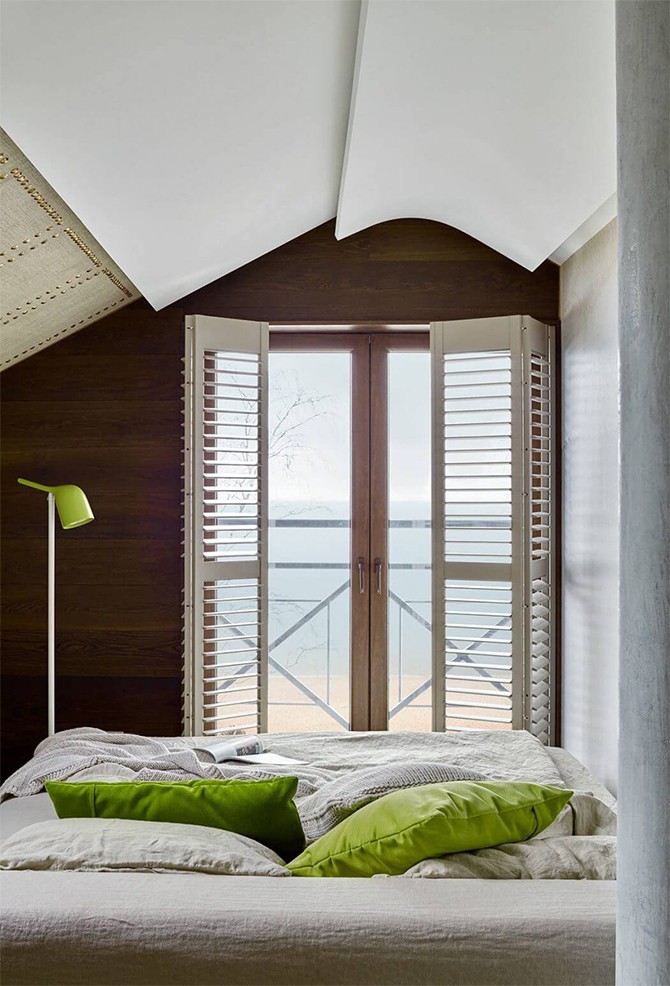 Вікно: Джерело світла Вікно в спальні: природне освітлення, вид на небо, дизайн маленької квартири 2026, затишок та гармонія.