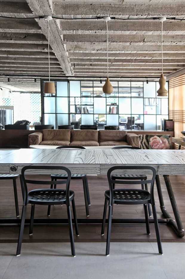 Еклектика в лофті Дизайн вітальні в стилі лофт в Афінах з використанням бетонних поверхонь та еклектики.