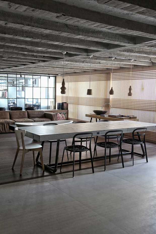 Бетон і світло Сучасний лофт дизайн квартири в Афінах з акцентом на бетонні стелі та освітлення.