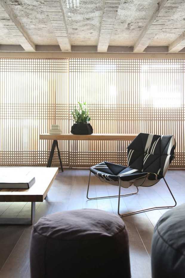 Кухня в стилі лофт Інтер'єр кухні в стилі лофт в Афінах з використанням бетонних поверхонь та металевих акцентів.